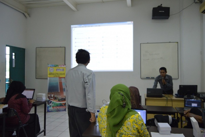 Guru SD se-Kecamatan Purwokerto mengikuti pelatihan pembuatan animasi. 