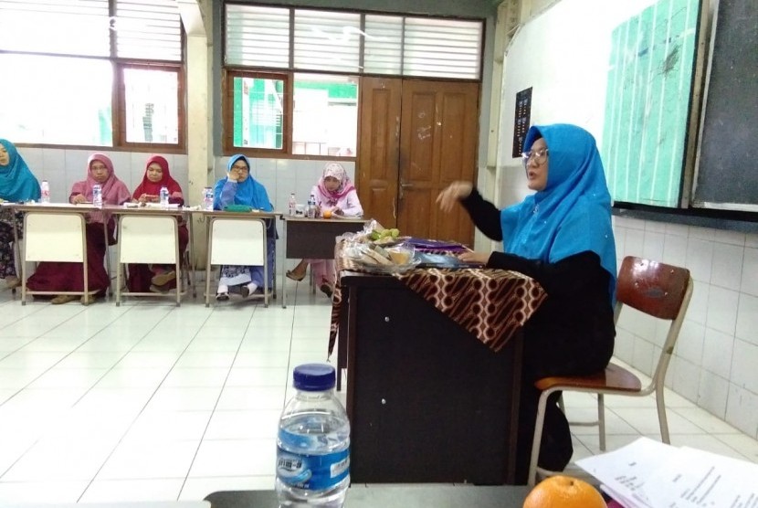 Guru Sekolah Bosowa Bina Insani  (SBBI) mempresentasikan resume buku yang telah dibaca dihadapan manajemen SBBI.