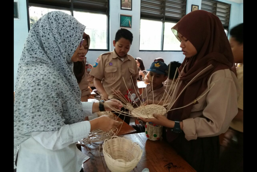 Guru Seni Budaya SMPN 20 Kota Tangerang Ani Yulianita memberikan pelatihan teknik pembuatan kerajinan dari rotan.