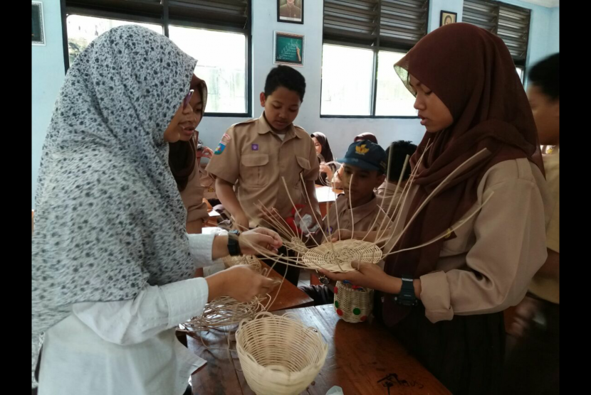 SMPN 20 Tangerang Kenalkan Kerajinan  Rotan  ke Siswa 