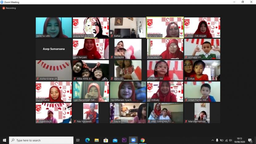 Guru, siswa dan orang tua murid KB-TK Bosowa Bina Insani, Bogor, memperingati HUT kemerdekaan RI yang ke-75 secara daring.