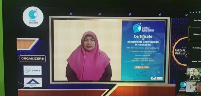Guru SMA 3 Padang Panjang Fitra Murni Raih Dua Penghargaan Internasional.