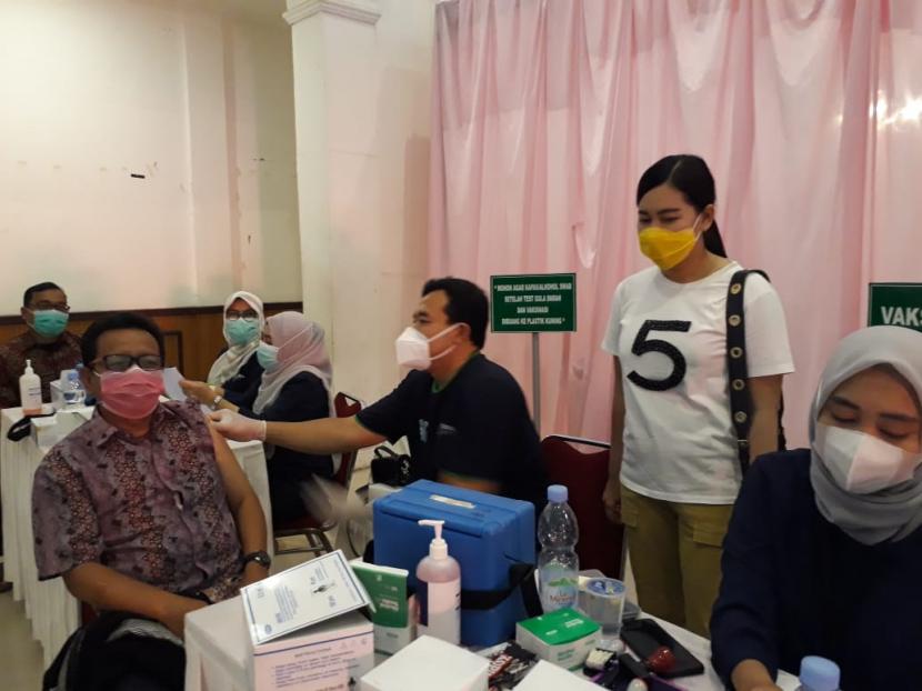 Guru SMA sederajat di Kota Sukabumi menjalani vaksinasi Covid-19 di Gedung Juang 45, Kota Sukabumi, Kamis (11/3).