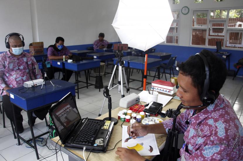 Guru SMP Lazuardi Kamila GCS Solo menyampaikan materi pelajaran melukis saat pembelajaran daring di sekolah setempat, Solo, Jawa Tengah, Kamis (18/2/2021). Kegiatan pembelajaran tersebut digelar secara daring untuk mencegah penyebaran virus COVID-19 di kawasan sekolah.