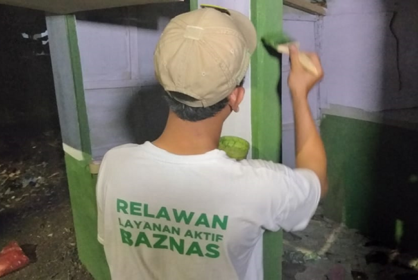 Guru Tinggal di Gubuk Reyot. Baznas bertindak cepat membantu merenovasi rumah Karita, guru madrasah yang kisahnya viral karena tinggal di gubuk reyot.