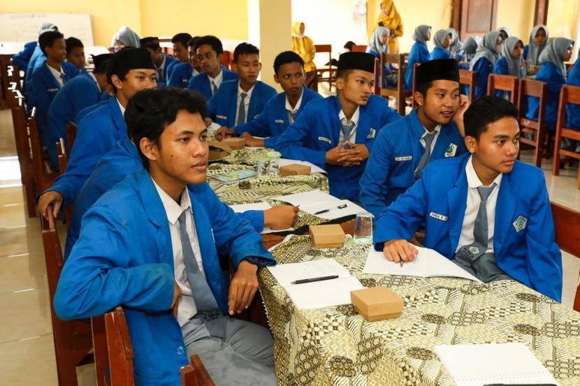 Gus Gus Nusantara (GGN) Jawa Timur menggelar pelatihan penulisan kepada ratusan pelajar Sekolah Menengah Kejuruan (SMK) di Jalan Raya Mulung, Kecamatan Driyorejo, Kabupaten Gresik, Jawa Timur.