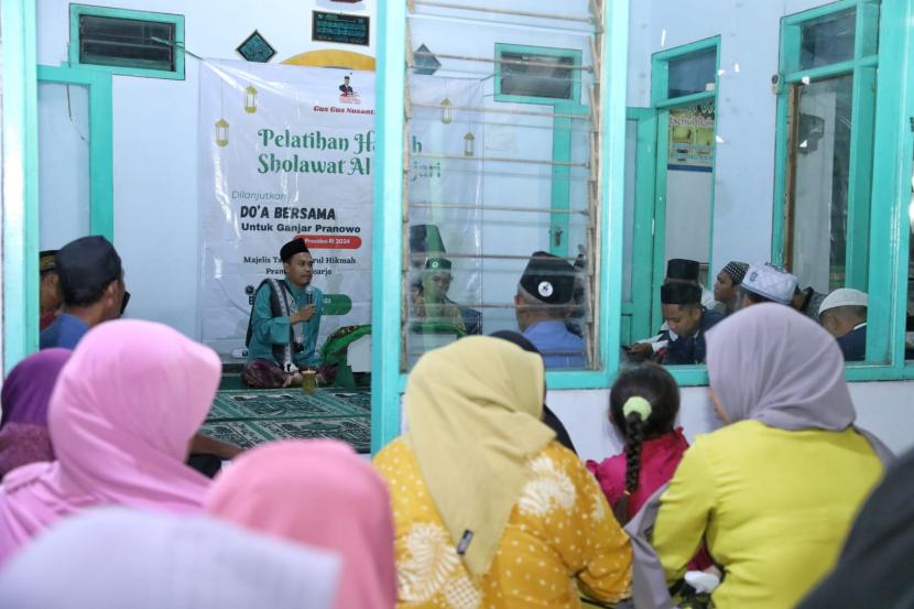 Gus Gus Nusantara Jawa Timur mengadakan Pelatihan Hadrah Selawat Al-Banjari kepada puluhan masyarakat di Majelis Taklim Nurul Hikmah, Kecamatan Prambon, Kabupaten Sidoarjo, Jawa Timur. 