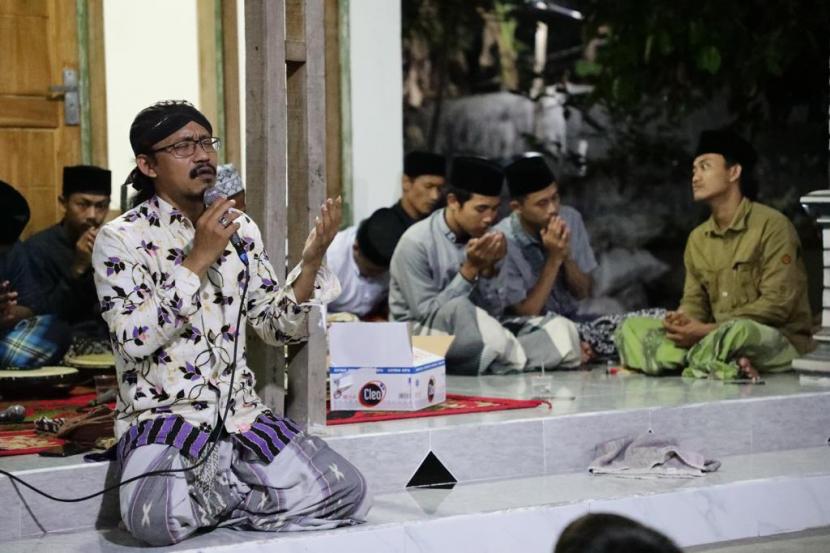 Gus-Gus Nusantara Jawa Timur menggelar pelatihan tata cara salat tarawih bersama masyarakat di Dusun Kejagan, Kecamatan Trowulan, Kabupaten Mojokerto, Jawa Timur.