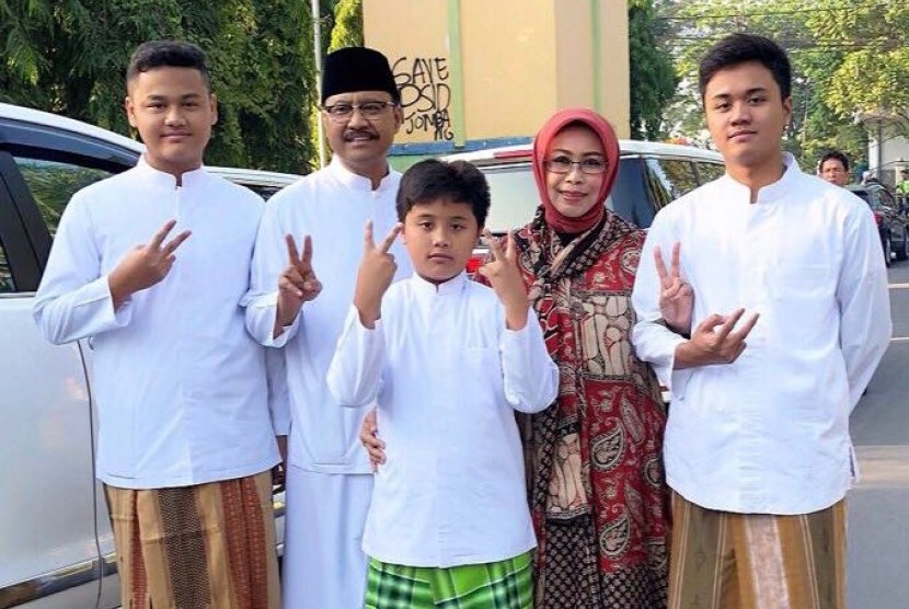 Gus Ipul dan keluarga usai melakukan shalat Idul Fitri.