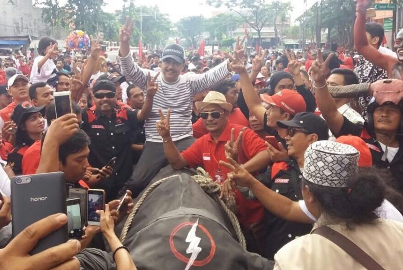 Gus Ipul diarah peserta Jalan Sehat PDIP.
