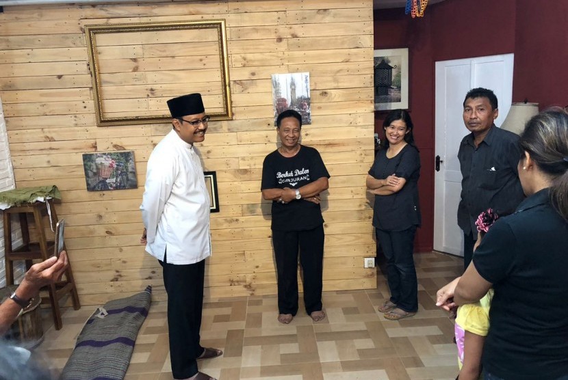 Gus Ipul saat mengunjungi korban bom gereja.