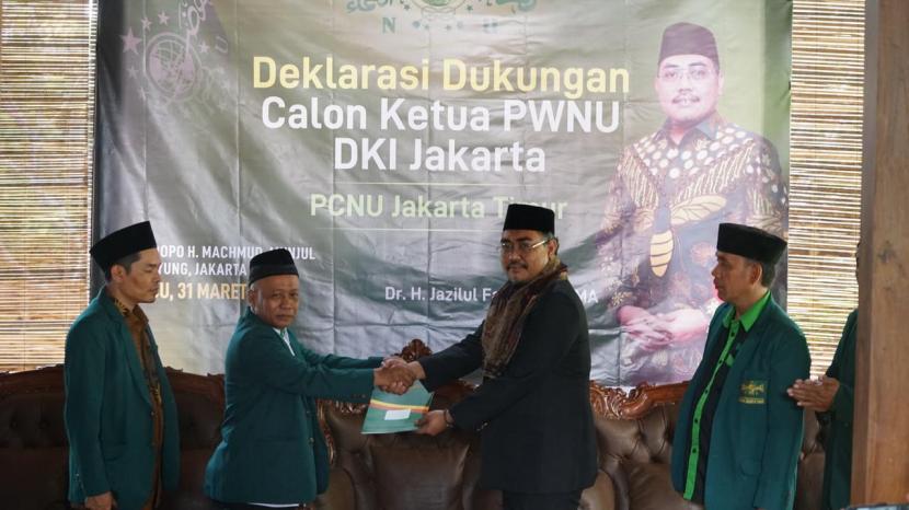 Gus Jazil (baju hitam) saat menerima rekomendasi menjadi calon ketua PWNU DKI Jakarta dari PCNU Jakarta Timur.