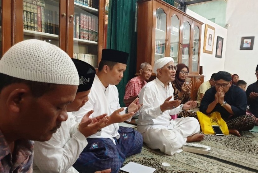 Gus Mus memimpin doa untuk mendoakan kesuksesan Rakernas IKANU, di Ponpes Raudlatut Thalibin, Rembang Jawa Tengah, Jumat (28/2).