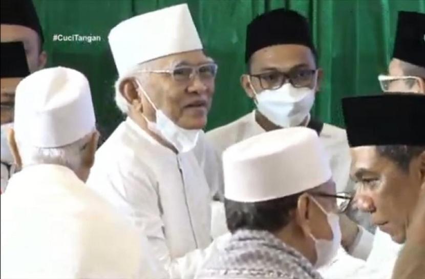 Tokoh Ulama Nahdlatul Ulama (NU), KH Musthofa Bisri atau yang akrab disapa Gus Mus menghadiri acara pembukaan Konferensi Besar (Konbes) NU yang digelar di Hotel Yuan Garden Jakarta Pusat pada Jumat (20/5) malam. Konbes akan membahas tentang peraturan organisasi termasuk kaderisasi.