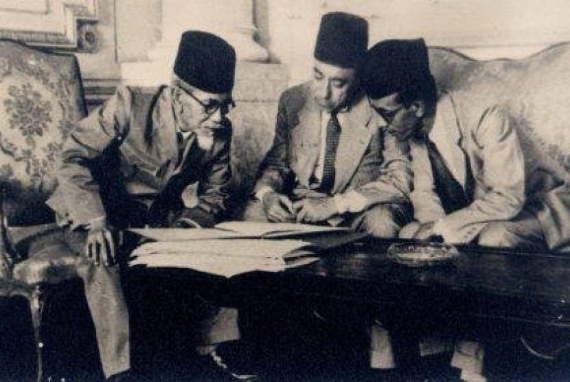 gus Salim, AR Baswedan, HM Rasyidi. Trio diplomat RI pertama saat berbincang kala melobi pemerintah Mesir ketika hendak mengakui sebagai negata pertama di dunia yang akui kedaultanan Indonesia.