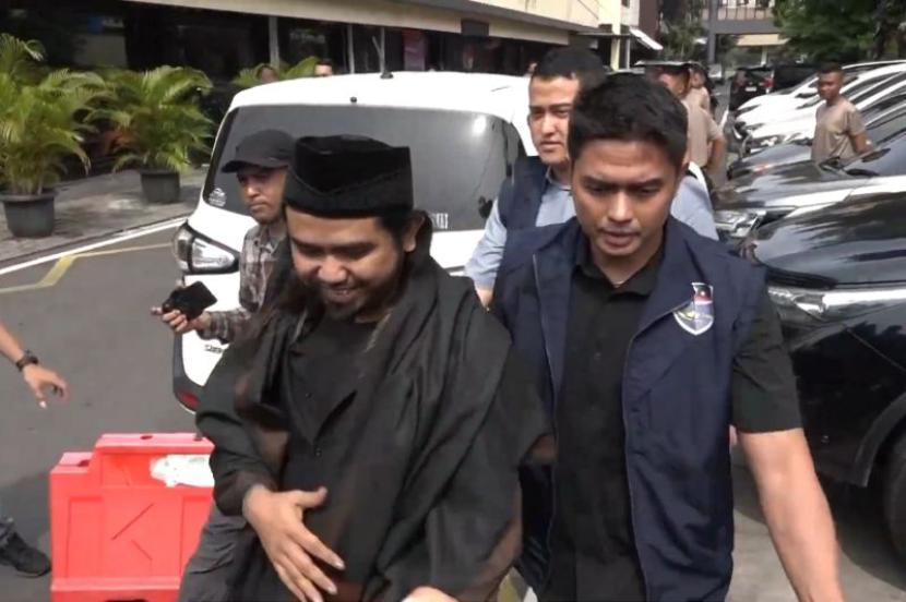 Gus Samsudin (kiri) usai menjalani pemeriksaan di Polda Jawa Timur, Kota Surabaya, Kamis (29/2/2024).