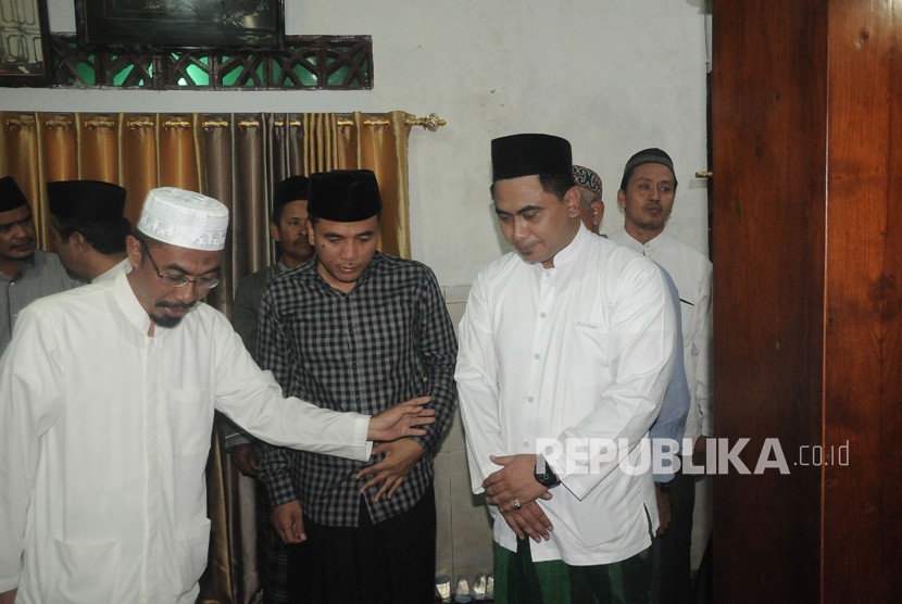 Gus Yasin, anak dari almarhum KH Maimoen Zubair (kanan) menerima sejumlah tamu yang bertakziah di rumah duka di Pondok Pesantren Al-Anwar di Sarang, Rembang, Jawa Tengah, Selasa (6/8/2019). 