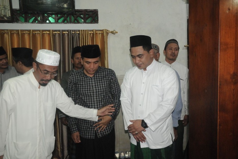 Gus Yasin, anak dari almarhum KH Maimoen Zubair (kanan) menerima sejumlah tamu yang bertakziah di rumah duka di Pondok Pesantren Al-Anwar di Sarang, Rembang, Jawa Tengah, Selasa (6/8/2019).