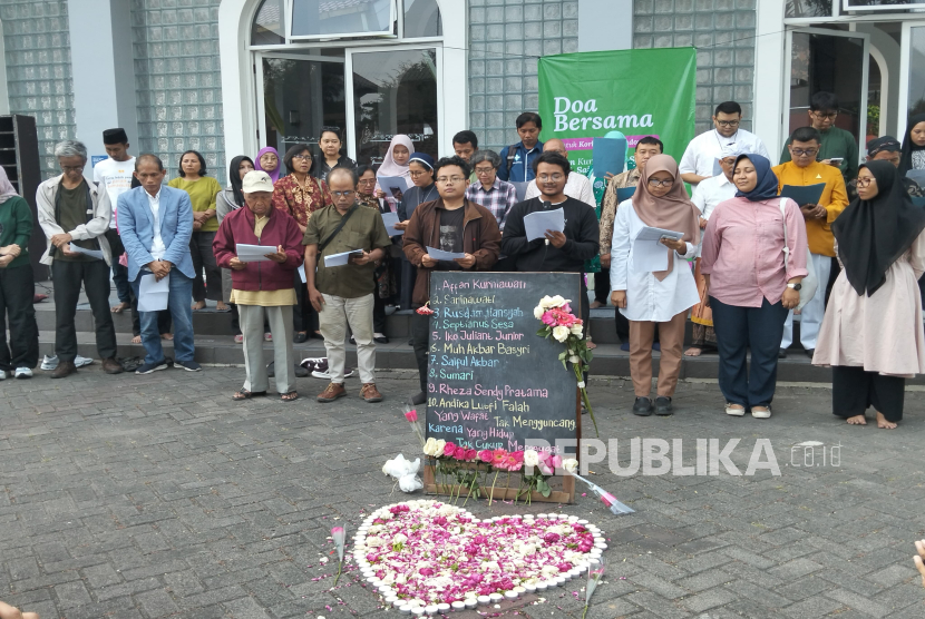Gusdurian Yogyakarta bekerja sama dengan Forum Cik Ditiro menggelar aksi doa bersama di halaman Masjid Kampus Universitas Islam Negeri (UIN) Sunan Kalijaga, Yogyakarta, Senin sore (8/9/2025). 