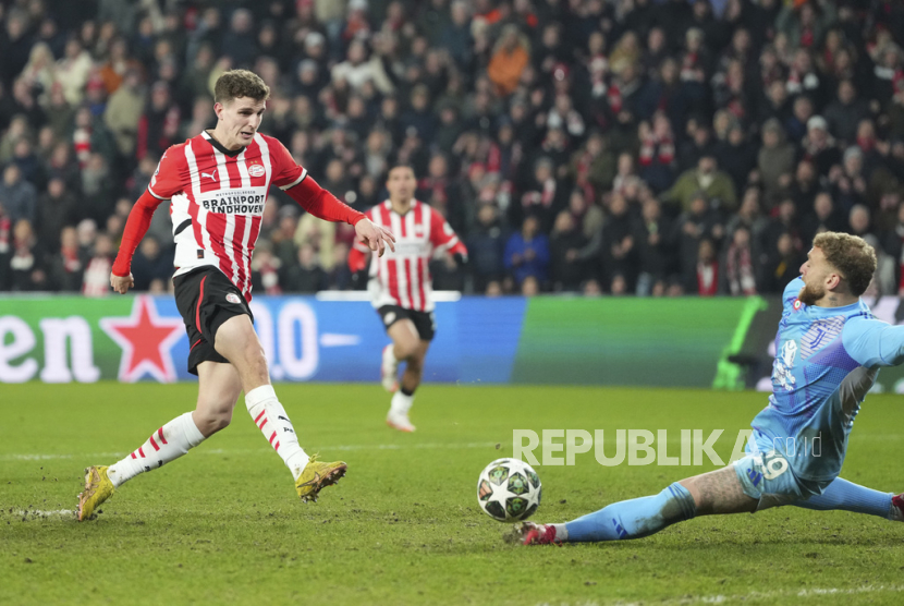 Guus Til dari PSV (kiri) berupaya mencetak gol dalam pertandingan leg kedua playoff Liga Champions melawan Juventus di Stadion Phillips, Eindhoven, Belanda, Kamis, 20 Februari 2025 dining hari WIB. 