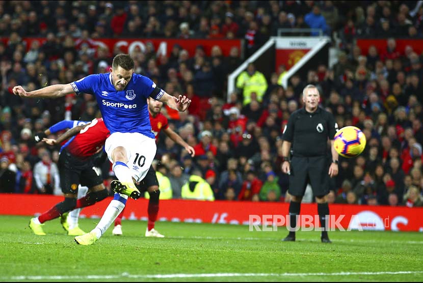 Gylfi Sigurdsson mencetak gol ke gawang MU pada pertandingan Liga Primer Inggris antara Manchester United melawan Everton di stadion, Old Trafford, Senin (29/10) dini hari.
