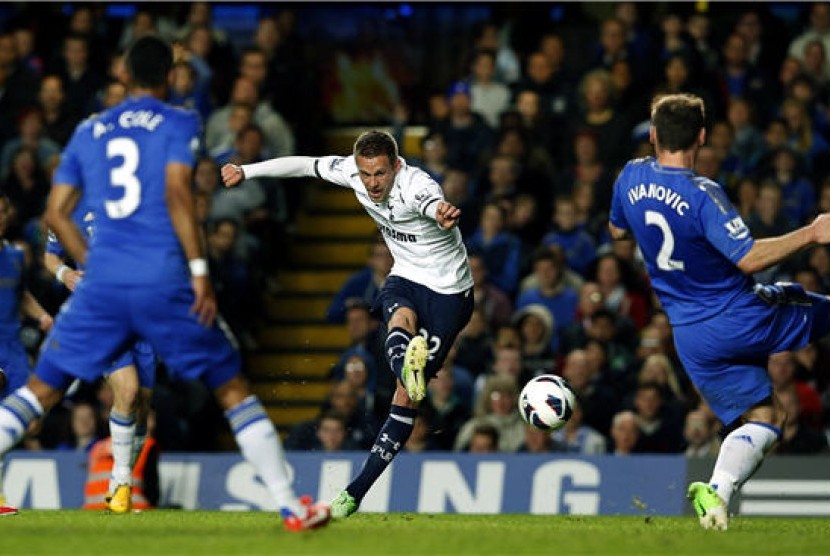 Gylfi Sigurdsson (tengah) 