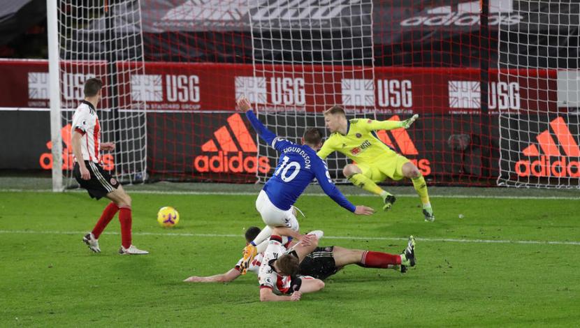 Gylfi Sigurdsson (tengah) mencetak gol semata wayang kemenangan Everton atas Sheffield United dalam lanjutan laga Liga Primer Inggris pada Sabtu (26/12). 