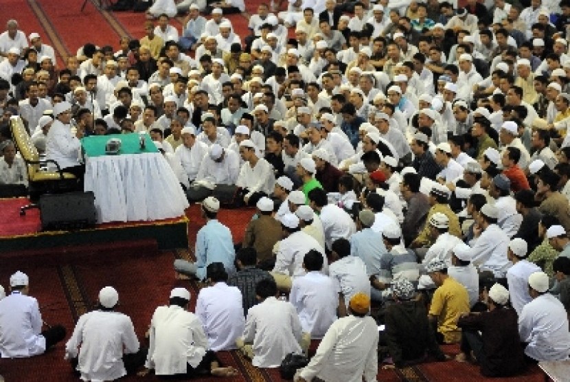 H Abdullah Gymnatsiar memberikan tauziah kepada jamaah yang hadir di Masjid Istiqlal, Jakarta, Ahad (13/3).
