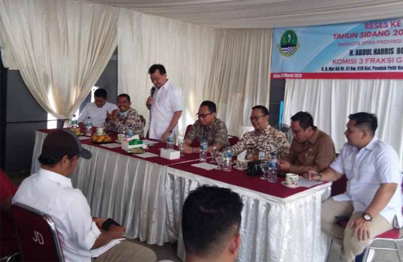   H Harris Bobiho menjawab pertanyaan konstituennya dalam kegiatan reses II DPRD Provinsi Jabar di Kelurahan Pondok Petir, Kecamatan Bojonsari, Kota Depok, belum lama ini.