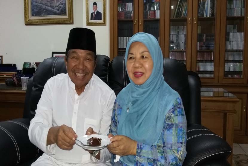 H M Aksa Mahmud bersama istri, Siti Ramlah.
