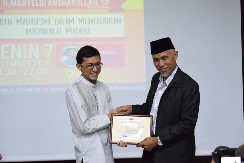 H. Mahyeldi Ansharullah menerima penghargaan usai menjadi narasumber dalam kajian bulanan yang diselenggarakan Fotar International Islamic University Malaysia