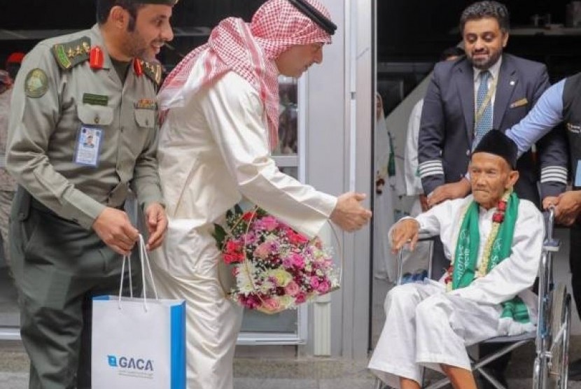 H Ohi Aydarous Samri disambut pejabat Arab Saudi sesanpainya di Jeddah.