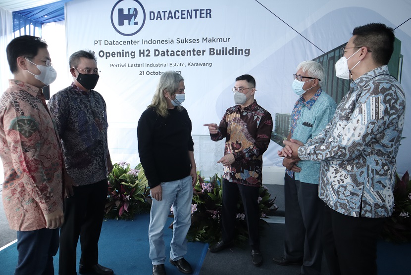 H2 Data Center yang dikelola PT Data Center Indonesia Sukses Makmur didirikan pada 2020 dan berkantor pusat di Jakarta. Sementara itu, pembangunan gedung data center berada di kawasan Pertiwi Lestari Industrial Estate, Karawang dengan total luas area sebesar 86 hektar.