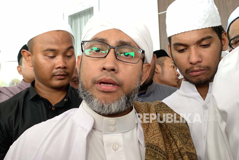 Habib Abdullah bin Jafar Assegaf saudara almarhum Habib Hasan bin Jafar Assegaf di kompleks Masjid Nurul Musthofa, Jatimulya, Kecamatan Cilodong, Kota Depok, Jawa Barat pada Rabu (13/3/2024). 