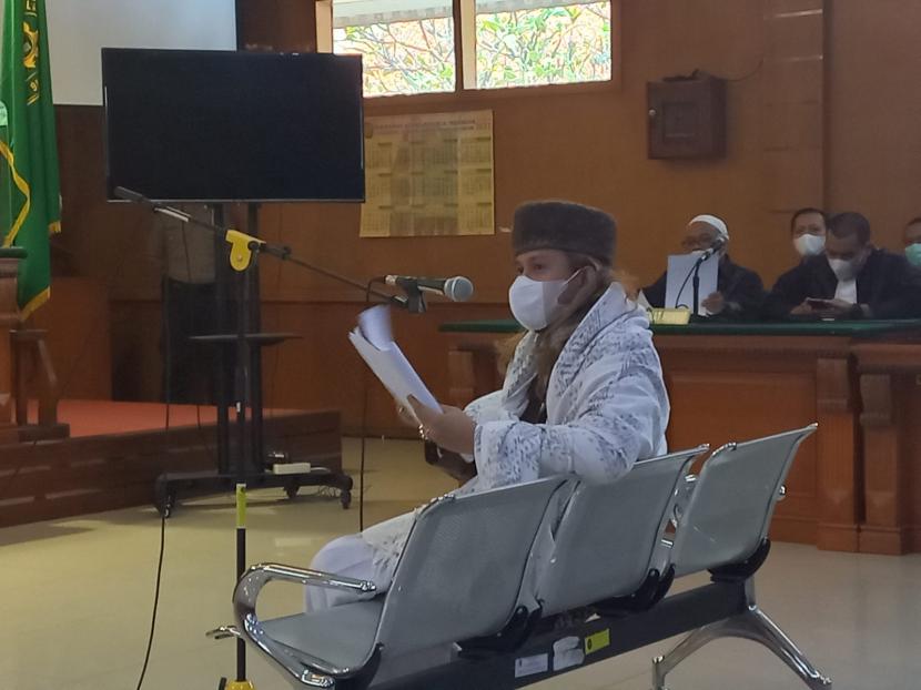 Habib Bahar Bin Smith hadir dalam persidangan perdana kasus dugaan penyebaran berita bohong saat berceramah di Kabupaten Bandung di Pengadilan Negeri Bandung, Selasa (5/4/2022)