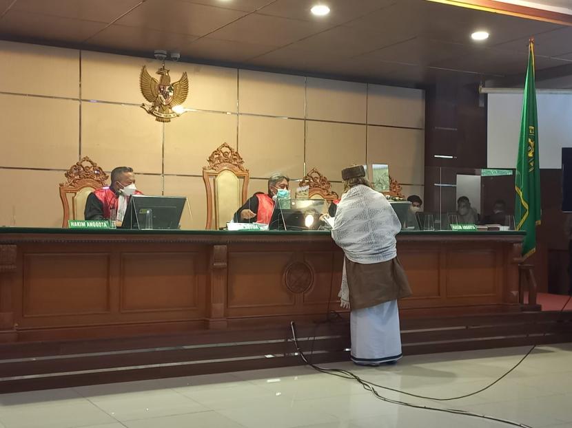 Habib Bahar Bin Smith hadir dalam persidangan perdana kasus dugaan penyebaran berita bohong saat berceramah di Kabupaten Bandung di Pengadilan Negeri Bandung, Selasa (5/4/2022).