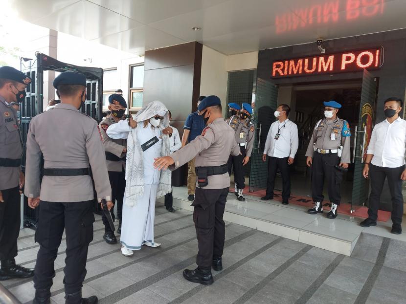 Habib Bahar bin Smith menjelani pemeriksaan sebelum masuk ke ruang penyidik Direktorat Reserse Kriminal Umum Polda Jabar.