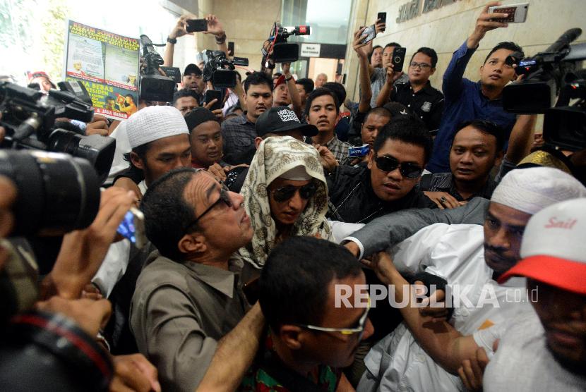 Habib Bahar bin Smith saat tiba untuk menjalani pemeriksaan di Gedung Bareskrim Polri, Jakarta, Kamis (6/12). 