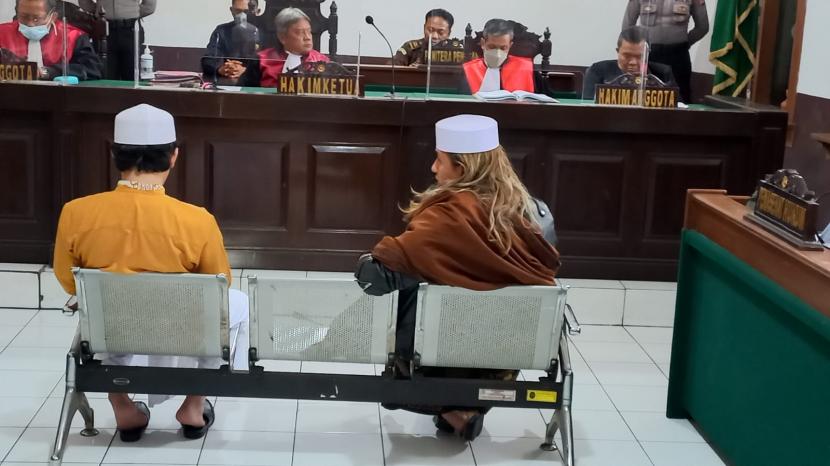 Habib Bahar Bin Smith tengah mendengarkan Jaksa Penuntut Umum yang tengah membacakan tuntutan terhadap dirinya di hadapan majelis hakim Pengadilan Negeri Bandung, Kamis (28/7/2022). 