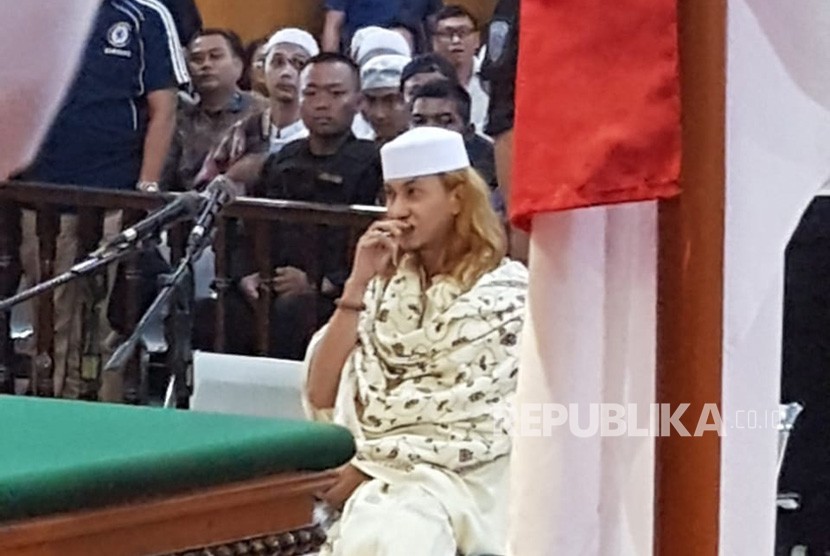 Habib Bahar jalani sidang perdana di PN Bandung.