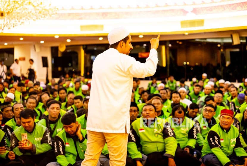 Habib Husein Jafar Al Hadar atau Habib Jafar hadir sebagai penceramah dalam doa bersama untuk mengenang almarhum Affan Kurniawan di Masjid Alatief, Senin (1/9) malam.