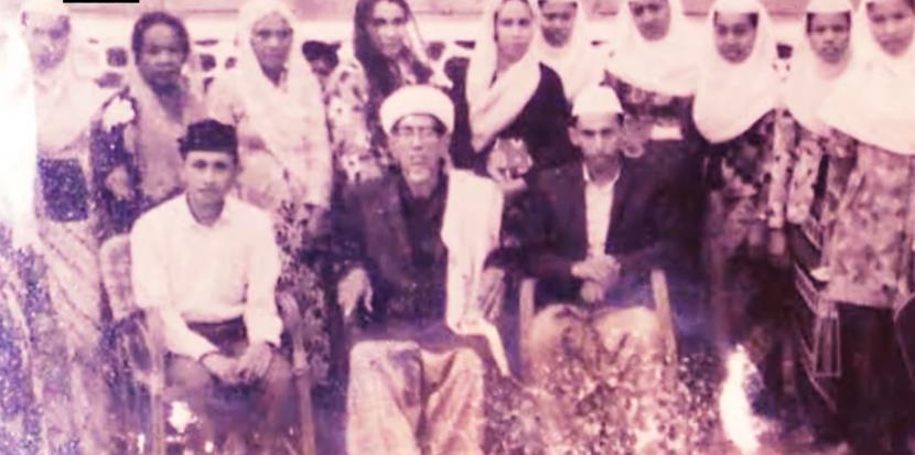 Habib Idrus bin Salim al Jufri alias Guru Tua duduk di tengah 