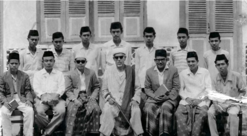  Guru Tua, Mutiara di Indonesia Timur. Foto:  Habib Idrus bin Salim Aljuri menentang setiap gerakan separatis. Foto:  Habib Idrus Salim Al Jufri (Duduk tengah memakai jubah)