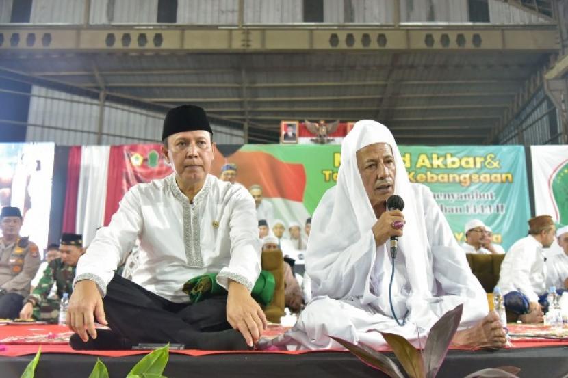 Kepala BNPT RI, Komjen Pol Dr Boy Rafli Amar bersama Habib Lutfhi dalam Maulid Akbar & Tausiyah Kebangsaan dalam rangka menyambut Bulan Suci Ramadhan 1444H di Cilegon pada Ahad (19/3/2023). 