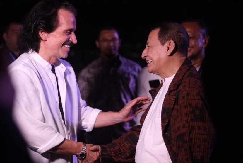Habib Luthfi bin Yahya saat bertemu Yanni di Prambanan Jazz 2019
