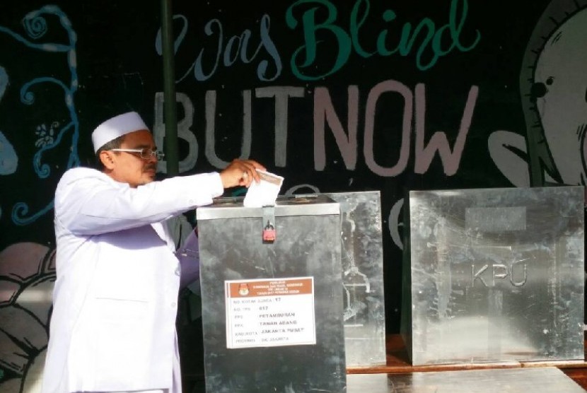 Habib Rizieq menggunakan hak suaranya di TPS 17, RW 04, Petamburan, Kecamatan Tanah Abang, Jakarta Pusat, Rabu (19/4). 