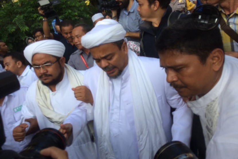 Habib Rizieq menghadiri gelar perkara kasus dugaan penistaan agama yang dilakukan Basuki 'Ahok' Tjahaja Purnama di Mabes Polri, Jakarta, Selasa (15/11).