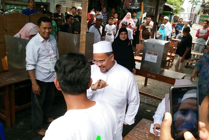 Habib Rizieq mengunakan hak plih di TPS 17 RT 02 RW 04 Kelurahan Petamburan, Kecamatan Tanah Abang, Jakarta Pusat, Rabu (15/2).