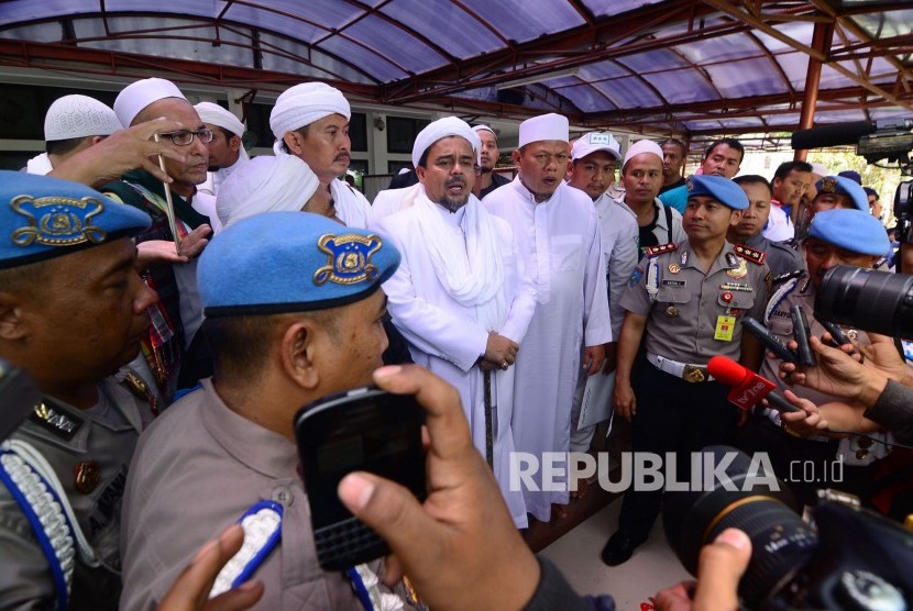 Habib Rizieq Penuhi Panggilan Polda Jabar Imam besar Front Pembela Islam (FPI) Habib Rizieq Syihab memberi keterangan kepada awak media di sela-sela pemeriksaan di Markas Polda Jabar, Kota Bandung, Kamis (12/1). 