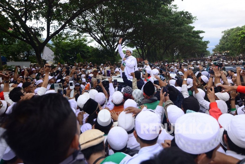 Habib Rizieq Penuhi Panggilan Polda Jabar Imam besar Front Pembela Islam (FPI) Habib Rizieq Shihab menjelaskan proses pemeriksaan dirinya kepada massa FPI di depan Markas Polda Jabar, Kota Bandung, Kamis (12/1).